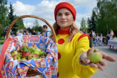 Более 300 пар поженятся в столичных отделах ЗАГС на Яблочный Спас