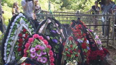 Венок от Ефремова выкинули на похоронах Захарова