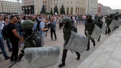 В Минске ОМОН разогнал людей, которые хотели провести "марш скорби"