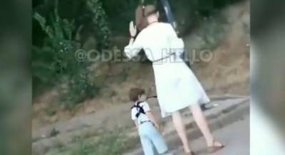 В Одессе девушка "выгуливала" ребенка на поводке: сеть в замешательстве (видео)