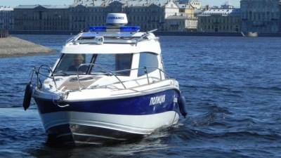 Сотрудники транспортной полиции обнаружили пьяного капитала в акватории Невы