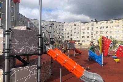 В Алакуртти и Ловозере появились детская площадка и спортивный комплекс