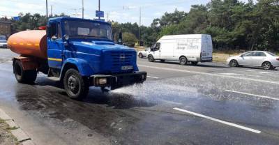 Коммунальщики Кличко решили помыть дороги шампунем, фото: "Более полусотни машин..."