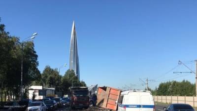 Перевернувшийся грузовик рассыпал щебень по Приморскому шоссе в Петербурге