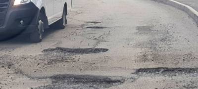 Водители ездят по "встречке" в центре Петрозаводска из-за разбитой дороги (ВИДЕО)