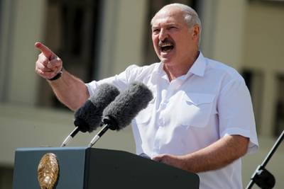 Лукашенко пообещал раздать оппозиции метлы и лопаты