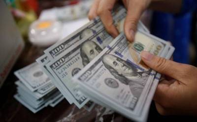 Доллар продолжил снижение, но немного укрепился к рублю