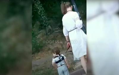 Девушка "выгуляла" ребенка на поводке в Одессе