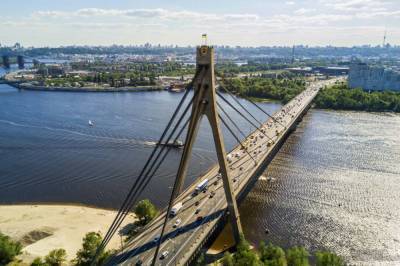 На переименованном Северном мосту в Киеве спустя два года сменили табличку (фото)