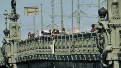 Активист устроил перформанс у Троицкого моста в поддержку фигурантов дела "Нового величия"
