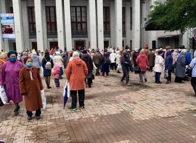 На Урале депутат провел концерт для 500 пенсионеров, которые в группе риска по COVID