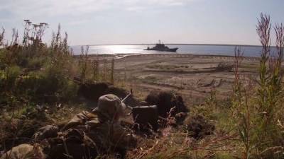 Морские десантники отбили у условных террористов плацдарм на Енисее — видео