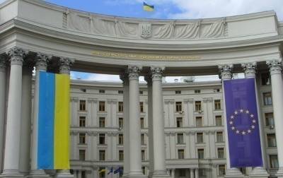 Цену на визы в Украину снизили вчетверо