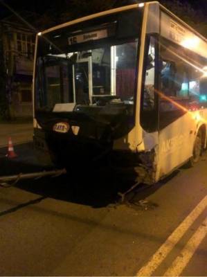 Водитель автобуса попал в больницу после столкновения с ВАЗом ночью в Вологде