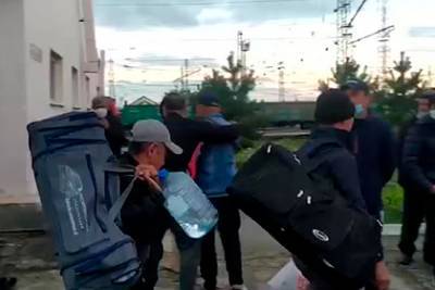 400 мигрантов поселились на российском вокзале и показали лагерь на видео