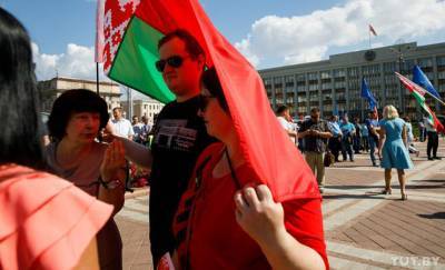 «Обещают перекрыть кислород». По всей стране устраивают митинги за Лукашенко — с «каруселями» и премиями