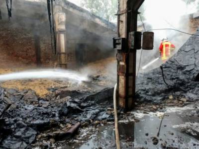 «ЧП на Закарпатье»: в Хусте пожар уничтожил Mercedes и тонны топливных брикетов