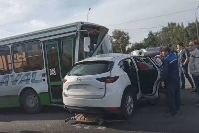 Пассажирский автобус в Тульской области протаранил легковушку