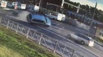 Машина перевернулась в воздухе после аварии в Бердске