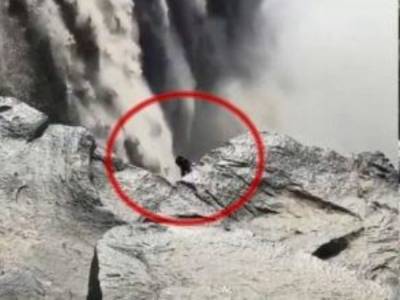В Исландии у водопада увидели жуткое существо