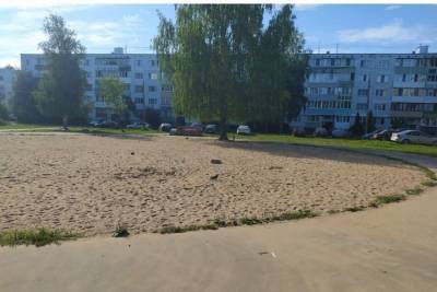 «Гигантскую песочницу» вместо детской площадки оборудовали на Звёздной в Пскове