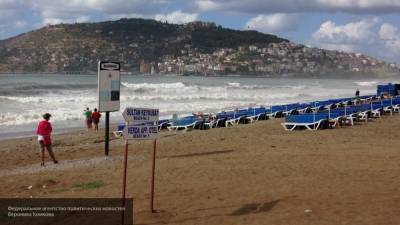 Двое туристов едва не погибли из-за отсутствия спасателей на пляже в Турции