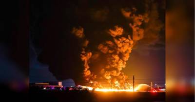На складах одного из крупнейших производителей полиэтилена в мире вспыхнул мощный пожар (фото, видео)