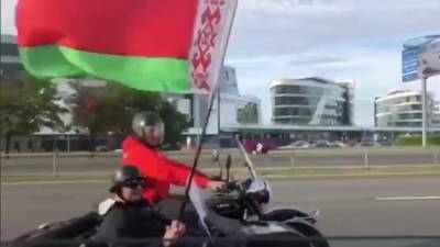 Байкеры с флагами проехали по Минску под песню «Саня останется с нами»