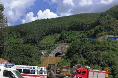 В Китае спасли рабочих, 47 часов просидевших в обрушившемся тоннеле