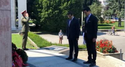 В Вене возложили цветы к памятнику советскому солдату: армянское посольство выложило фото
