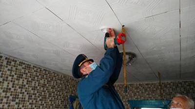 В домах многодетных семей Вологодской области устанавливают пожарные извещатели благодаря проекту «Безопасный дом - 2020»