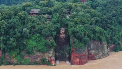 В Китае затопило подножие одной из самых высоких в мире статуй Будды