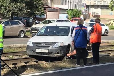 В Ярославле «Ларгус» преградил дорогу трамваям