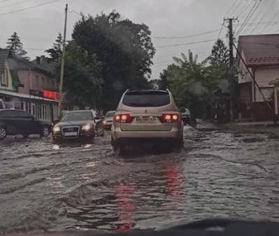 На Закарпатье город ушел под воду после сильного ливня (ВИДЕО)