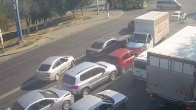 Фургон с дынями устроил массовое ДТП в Волгограде. Видео