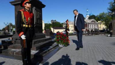 Губернатор Ленобласти почтил память советского танкиста у стелы "Город воинской славы"