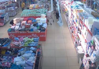 Кража в рязанском супермаркете попала на видео