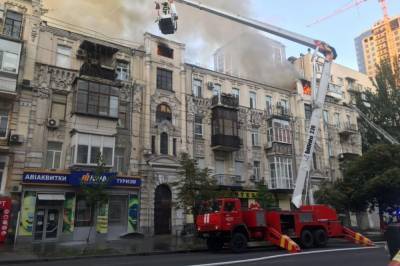 В Киеве на Печерске горит многоэтажка. Видео