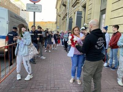 Петербуржцы продолжают выходить к консульству Белоруссии на акции солидарности с протестующими