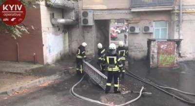 В центре Киева горит исторический жилой дом, движение перекрыто (видео)