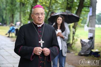Архиепископа Кондрусевича не пропустили в минский центр изоляции правонарушителей