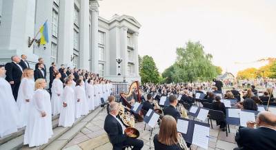 Более 170 музыкантов сыграли концерт возле Национального музея истории Украины в Киеве