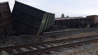 Два пассажирских поезда задержались в Коми из-за схода вагонов с углем