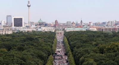 В Берлине тысячи людей протестовали против карантина (фото)