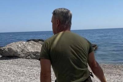Уволен гонявший плетью туристов на пляже в Крыму охранник