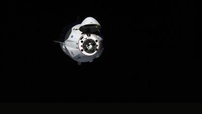 Crew Dragon с астронавтами Херли и Бенкеном отстыковался от МКС