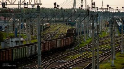 МЧС РФ сообщило о сходе с рельсов 11 вагонов грузового поезда в Коми