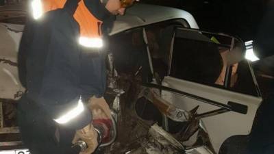 На Камчатке спасателям пришлось извлекать выжившего водителя из сильно покорёженного автомобиля