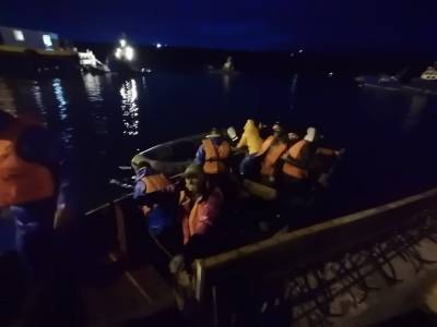 Семерых рыбаков спасли сотрудники МЧС у берегов Итурупа