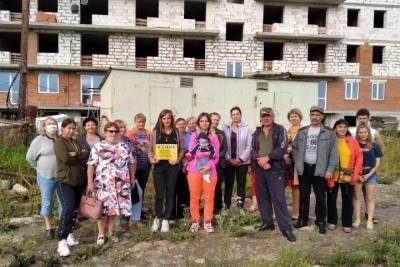 «Вместо внуков ждем квартиру третий год»: дольщики о долгострое под Новосибирском